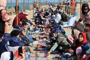 TANGANI TRAUMA: Sekumpulan kanak-kanak Palestin menyertai satu sesi terapi psikologi di pantai Mediterranean di Kota Gaza pada 3 Jun lalu. Pertubuhan Kesihatan Sedunia (WHO) memberi amaran akan "keperluan kesihatan yang mendesak" di Wilayah Palestin yang diduduki susulan peperangan 11 hari antara Israel dan Pergerakan Hamas yang berakhir dengan gencatan senjata pada 21 Mei lalu. - Foto AFP