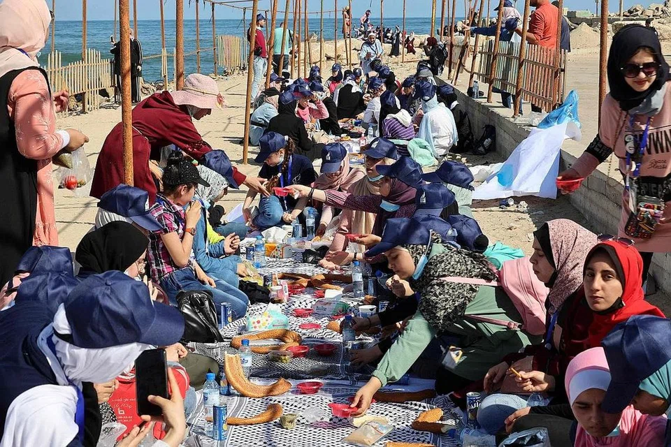 TANGANI TRAUMA: Sekumpulan kanak-kanak Palestin menyertai satu sesi terapi psikologi di pantai Mediterranean di Kota Gaza pada 3 Jun lalu. Pertubuhan Kesihatan Sedunia (WHO) memberi amaran akan "keperluan kesihatan yang mendesak" di Wilayah Palestin yang diduduki susulan peperangan 11 hari antara Israel dan Pergerakan Hamas yang berakhir dengan gencatan senjata pada 21 Mei lalu. - Foto AFP