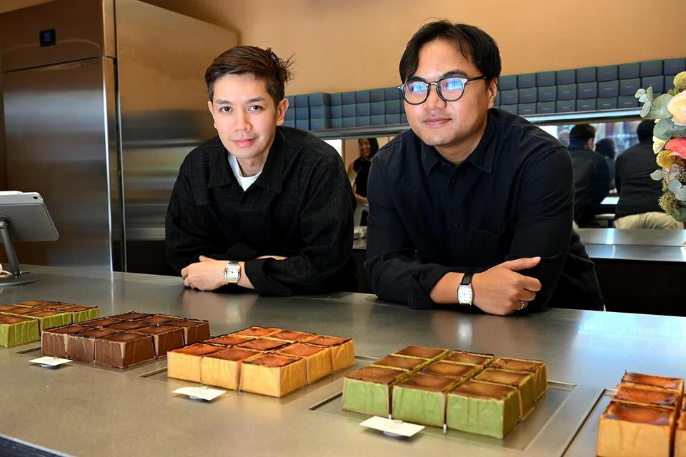 Pengasas Paparch, Encik Saifullah Aziz (kiri) dan Encik Faizul Helmi Hasnol, di kedai mereka, Paparch, yang baru dibuka di Arab Street, bersama lima jenis kek keju yang ditawarkan.