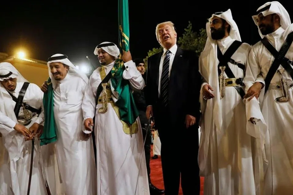 Encik Donald Trump (tiga dari kanan) yang memenangi Pilihan Raya Presiden Amerika Syarikat bagi penggal kedua dirakam dalam kunjungan ke Riyadh, Arab Saudi, pada 2017.