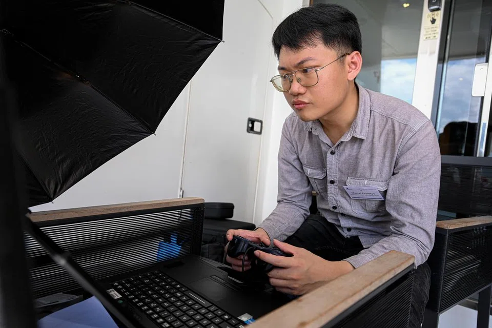 Penolong penyelidik Universiti Teknologi dan Reka Bentuk Singapura (SUTD), Encik Marcel Prasetyo, dari Makmal Visi dan Pembelajaran Robot Pelbagai Ejen (MARVL) sedang mengawal dron bawah air model BlueROV2 itu dari kapal layar Star of the Sea di luar pantai Pulau Lazarus pada 11 Okt 2024.