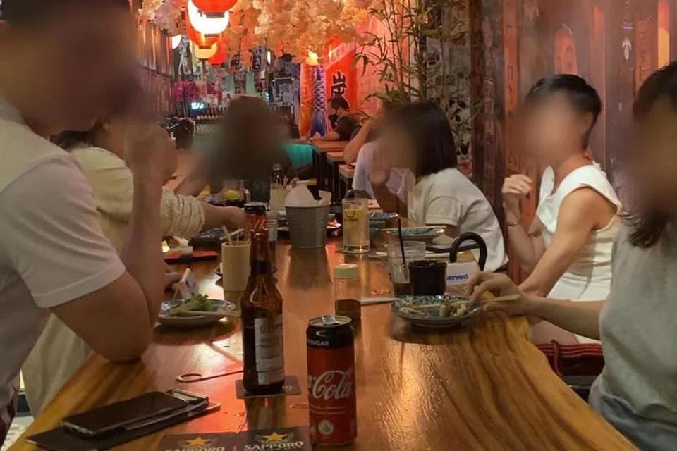 Sekumpulan enam pelanggan duduk bersama di sebuah kedai F&B di Boat Quay pada 12 September 2020. 