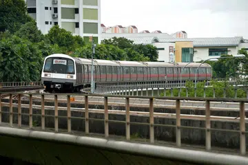 Sebuah kereta api SMRT bergerak di Laluan Utara Selatan antara stesen Bishan dan Ang Mo Kio. 