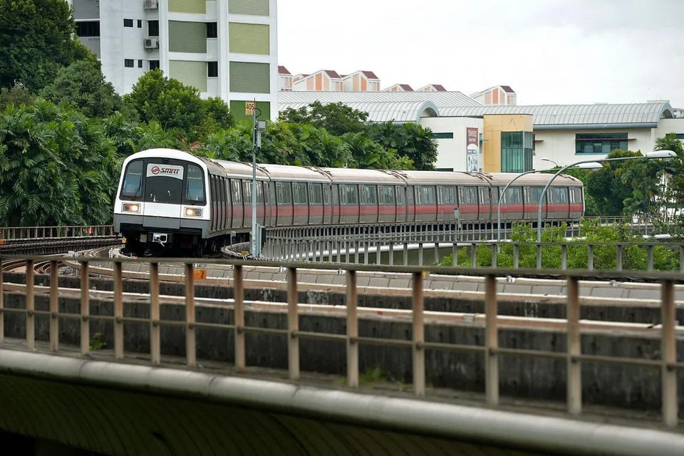 Sebuah kereta api SMRT bergerak di Laluan Utara Selatan antara stesen Bishan dan Ang Mo Kio. 