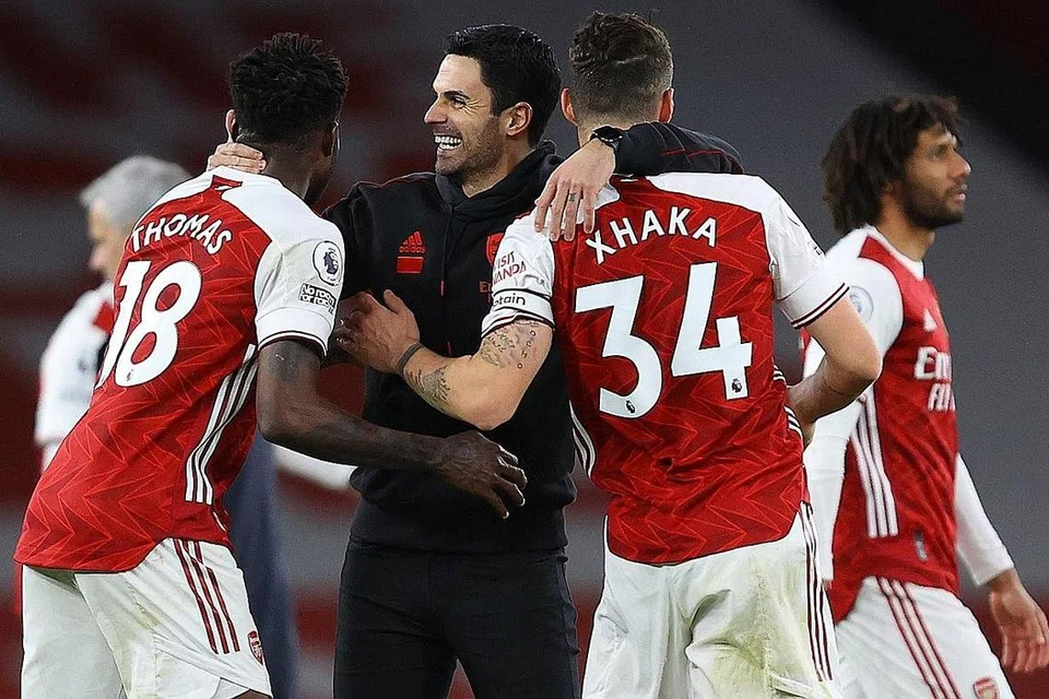 LAYAK MENANG: Arteta (tengah) menyambut kemenangan 2-1 Arsenal ke atas musuh ketat mereka, Tottenham, kelmarin bersama anak buahnya, Thomas Partey (kiri) dan Granit Xhaka (kanan). - Foto EPA-EFE