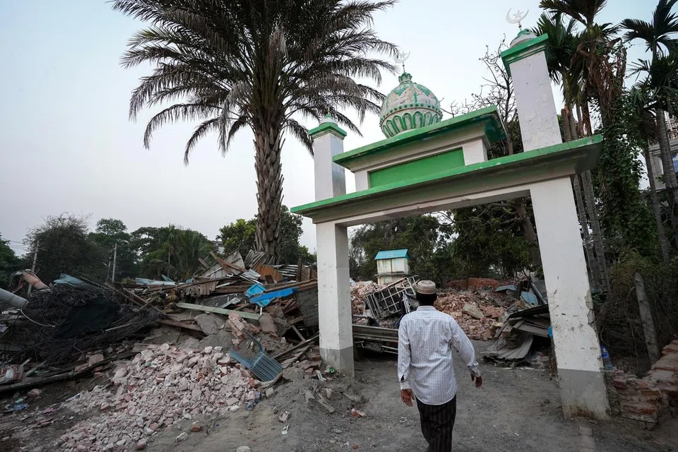 Masjid di bandar Amarapura di Mandalay, Myanmar, merupakan antara bangunan yang musnah ekoran gempa bumi sekuat 7.7 mengikut skala Richter pada 2 April. 