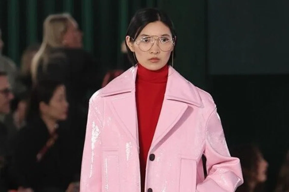 Blazer yang diperbuat daripada kulit adalah antara pilihan popular bagi trend fesyen 2025. 