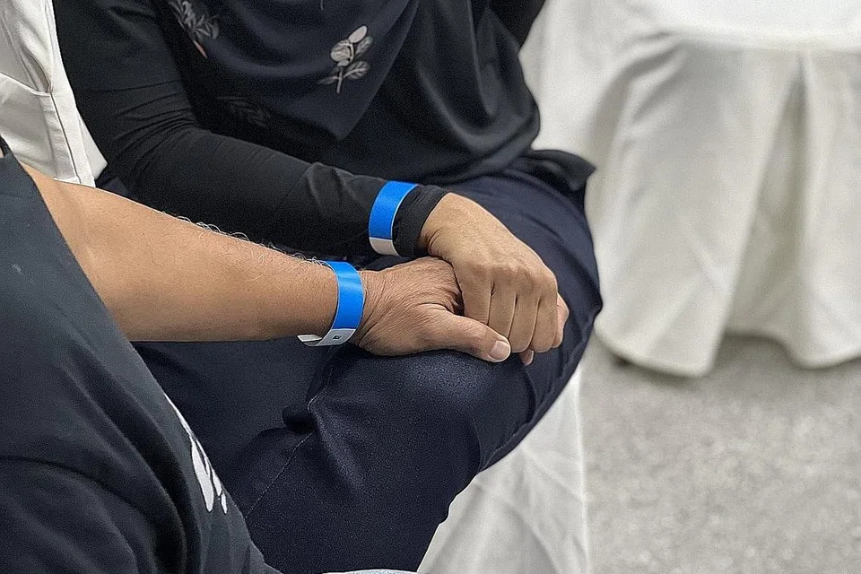 TETAP SAYANG: Pesalah Cik N, yang dipenjara kerana menyeleweng duit daripada majikan, memegang tangan suaminya sewaktu acara cuti keluarga anjuran Fitrah Sabtu lalu. Meskipun keluarganya agak kecewa terhadap kesalahannya itu, mereka tidak pernah berhenti daripada memberi sokongan kepadanya pulang ke pangkuan masyarakat. - Foto BH oleh HARITH MUSTAFFA