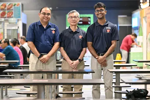 Parti Titik Merah Bersatu (RDU) memperkenalkan tiga calon yang dikatakan akan menerajui pasukan GRC Holland-Bukit Timah – (dari kiri) perunding kewangan, Encik Fazli Talip; pemilik perniagaan, Encik Patrick Tan; dan penolong jurutera, Encik Sharad Kumar.