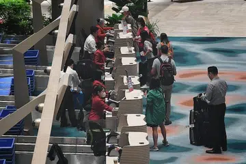 SUDAH DIUBAH SUAI: Penumpang mendaftar masuk atau 'check in' di Terminal 2 Lapangan Terbang Changi semalam. - Foto-foto BH oleh CHONG JUN LIANG