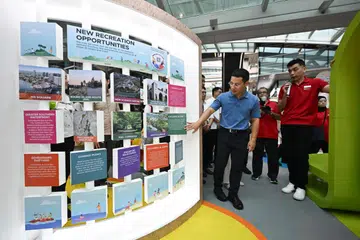 Menteri Pembangunan Negara, Encik Desmond Lee, melihat pameran jelajah Pelan Induk Riadah di Westgate – yang pertama daripada siri pameran yang akan diadakan di serata Singapura antara 14 April dengan 27 Julai 2024.