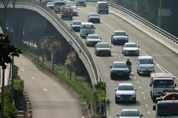 TURUN NAIK: Harga COE dua kategori melonjak semula sementara yang lain turun berbanding harga dua minggu lalu.
