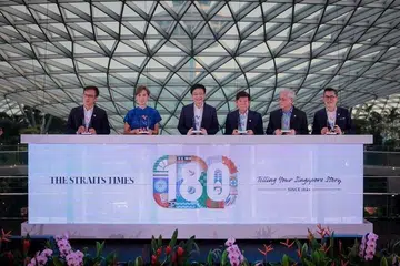 Ketua Editor Kumpulan Media Inggeris/Melayu/Tamil SPH Media, Encik Wong Wei Kong (kiri ke kanan); Menteri Penerangan dan Pembangunan Digital, Cik Josephine Teo; Perdana Menteri, Encik Lawrence Wong; Pengerusi SPH Media ketika itu, Encik Khaw Boon Wan; Ketua Pegawai Eksekutif SPH Media ketika itu, Encik Chan Yeng Kit; dan Editor ST, Encik Jaime Ho, melancarkan pameran bertajuk, ‘Heartbeats And Headlines: 180 Years Of Te ling The Singapore Story’, di majlis jamuan gala The Straits Times sempena ulang tahunnya yang ke-180 di Jewel, Lapangan Terbang Changi pada 11 Julai.