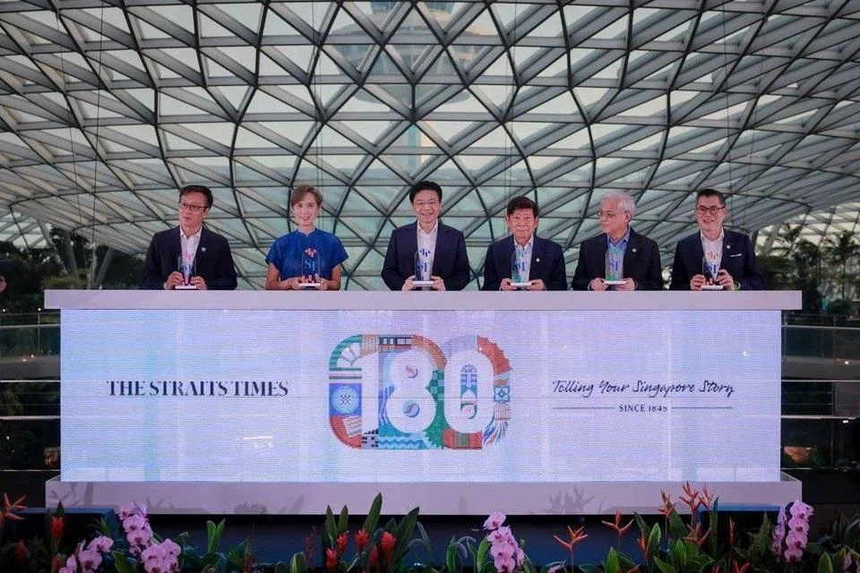 Ketua Editor Kumpulan Media Inggeris/Melayu/Tamil SPH Media, Encik Wong Wei Kong (kiri ke kanan); Menteri Penerangan dan Pembangunan Digital, Cik Josephine Teo; Perdana Menteri, Encik Lawrence Wong; Pengerusi SPH Media ketika itu, Encik Khaw Boon Wan; Ketua Pegawai Eksekutif SPH Media ketika itu, Encik Chan Yeng Kit; dan Editor ST, Encik Jaime Ho, melancarkan pameran bertajuk, ‘Heartbeats And Headlines: 180 Years Of Te ling The Singapore Story’, di majlis jamuan gala The Straits Times sempena ulang tahunnya yang ke-180 di Jewel, Lapangan Terbang Changi pada 11 Julai.