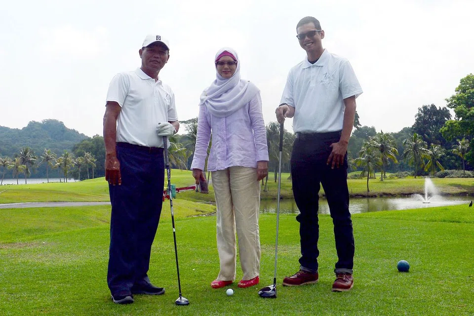 RANCAKKAN ARENA GOLF SETEMPAT: (Dari kiri) Encik Mahmud, Cik Rohaiya dan anak lelaki mereka, Encik Adli Razali, berharap dapat mengembangkan lagi sayap syarikat perkhidmatan golf milik mereka. - Foto TAUFIK A. KADER