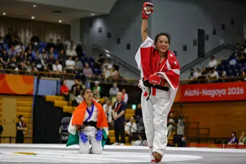 Atlet seni bela diri campuran (MMA) Singapura, Tiffany Teo (kanan), mara ke peringkat final setelah menewaskan lawan dari India, Suchika Tariyal, 2-0 dalam aksi separuh akhir perlawanan kategori 60 kilogram (kg) tradisional wanita di Pusat Sukan Inae Bandar Raya Nagoya pada 21 September.