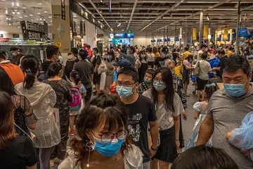 COVID-19 DI CHINA: Pembeli-belah di Ikea di Beijing, China, memakai pelitup sedang jumlah kes baru jangkitan Covid-19 di negara itu naik sedikit hujung minggu lalu. - Foto EPA-EFE