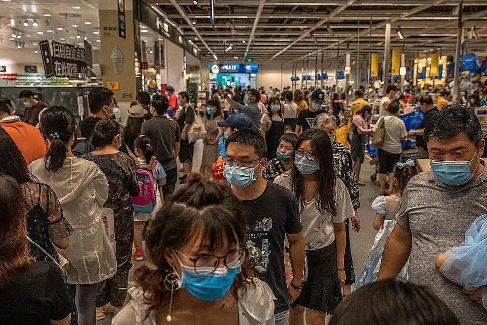 COVID-19 DI CHINA: Pembeli-belah di Ikea di Beijing, China, memakai pelitup sedang jumlah kes baru jangkitan Covid-19 di negara itu naik sedikit hujung minggu lalu. - Foto EPA-EFE