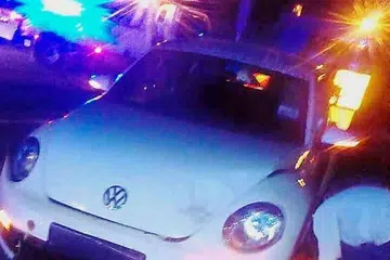 Kereta wanita yang begnya diragut dua perompok, yang cedera parah apabila dilanggar beliau secara tidak sengaja di Ara Damansara, Selangor. 
