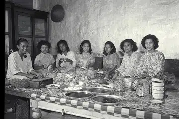 SEMANGAT LEBARAN: Walaupun sibuk menjelang Syawal, kaum wanita pada zaman dahulu tetap sempat membuat kuih-muih sendiri dan jarang membelinya daripada kedai-kedai. - Foto-foto fail 