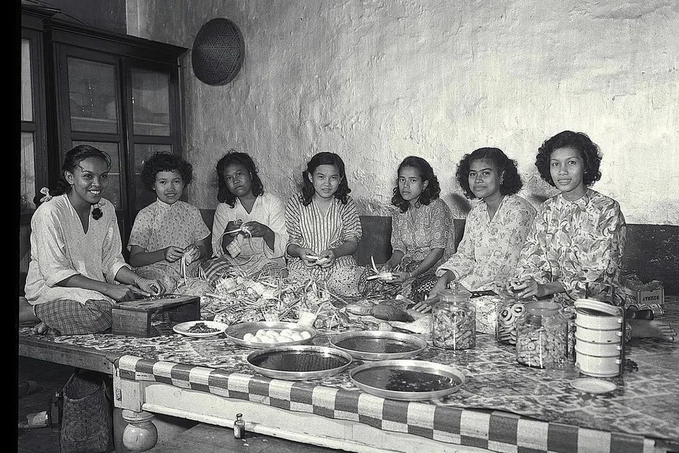 SEMANGAT LEBARAN: Walaupun sibuk menjelang Syawal, kaum wanita pada zaman dahulu tetap sempat membuat kuih-muih sendiri dan jarang membelinya daripada kedai-kedai. - Foto-foto fail 
