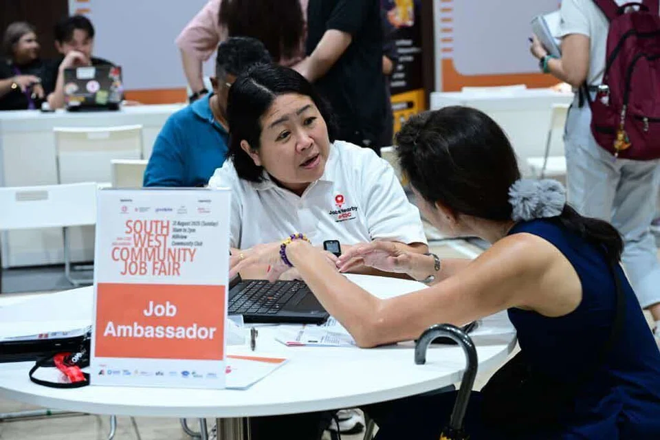 Di bawah program ‘Jobs Nearby @ CDC’, Duta Pekerjaan akan berbincang dengan individu yang mencari pekerjaan untuk memahami keperluan mereka sebelum memadankan mereka dengan temu duga secara fizikal atau dalam talian.