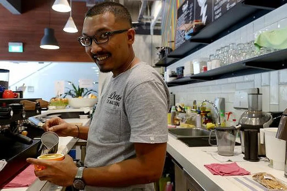 MANFAATKAN PENGALAMAN: Selepas menjadi konsultan kopi, Syed Muhammad Asyraf mendapat peluang membuka kafe sendiri dan memanfaatkan pengalamannya. - Foto-foto TUKIMAN WARJI