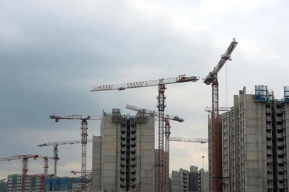 BINA FLAT BARU: HDB merancang melancarkan kira-kira 15,000 flat baru bagi penjualan pada tahun ini. - Foto fail