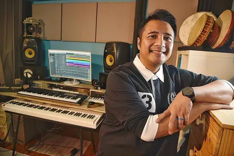 MAYUNI OMAR: Mengharapkan pencipta lagu setempat dapat berdiri sama tinggi dengan penggubah lagu Malaysia dan Indonesia dari segi penghasilan irama, lirik, susunan lagu dan hasil penerbitan bermutu. - Foto BH oleh DESMOND WEE