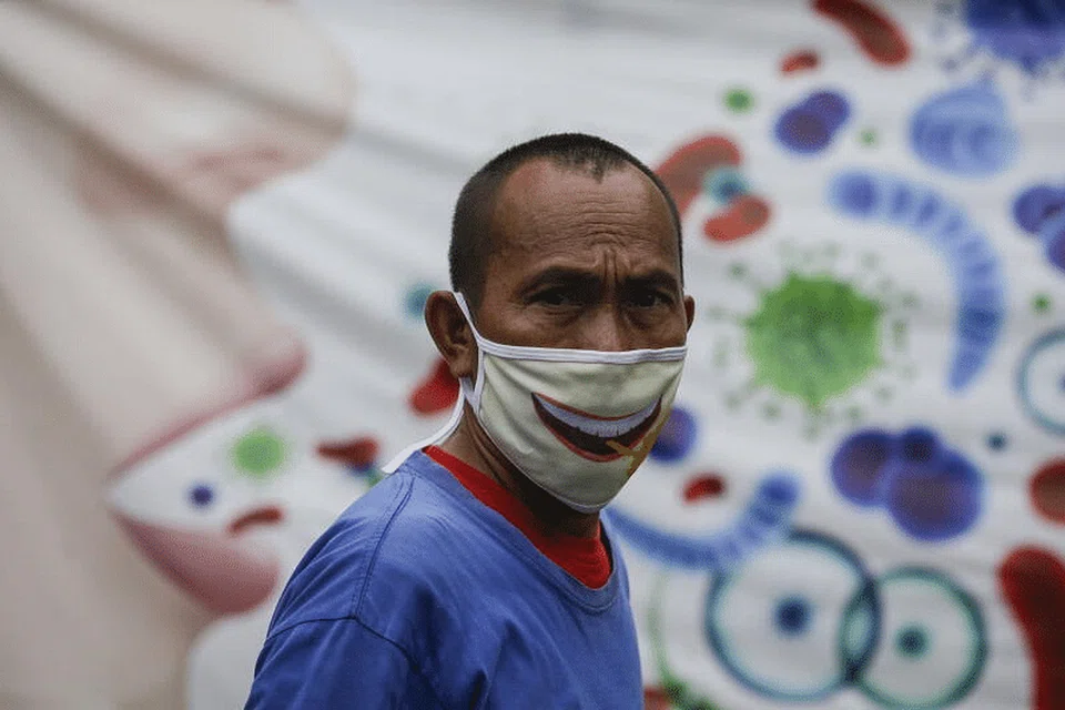 Seorang lelaki memakai pelitup di Jakarta, Indonesia. - Foto EPA-EFE 