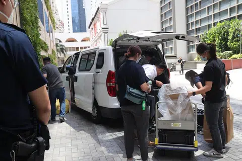 Pada 1.50 petang, pegawai polis berpakaian biasa keluar dari hotel dan memuatkan dua troli berisi peti hitam dan beg berisi bukti ke dalam van putih tidak berlogo. 