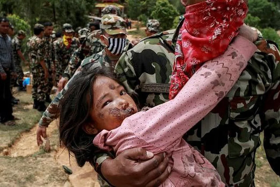 BENCANA ALAM: Seorang kanak-kanak perempuan yang cedera didukung seorang anggota tentera di Sindhupalchowk untuk mendapatkan rawatan menyusuli gempa bumi di Nepal yang berlaku pada 28 April lalu. - Foto REUTERS