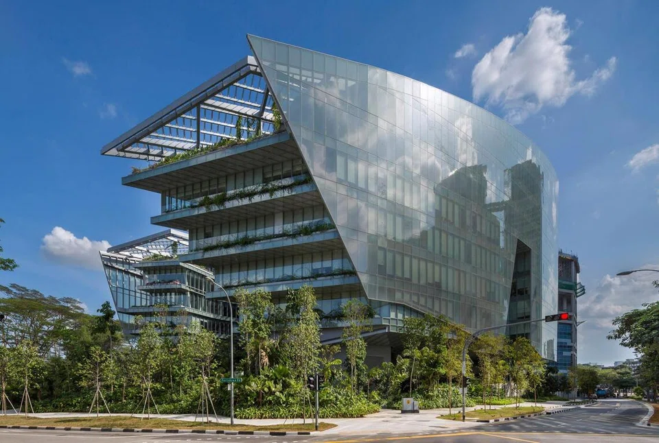 Bangunan Sandcrawler di Fusionopolis, One-North, seluas 22,000 meter persegi ini pada asalnya dibina sebagai ibu pejabat Asia-Pasifik bagi studio filem Lucasfilm Singapore.