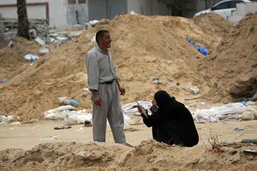 Keluarga mencari dan cuba mengenal pasti mayat menyusuli laporan penemuan kubur besar baru-baru ini di pekarangan Hospital Nasser di Khan Younis, selatan Jaluran Gaza.