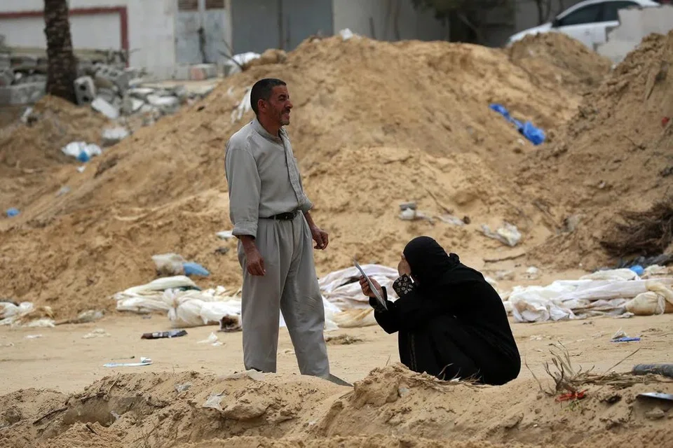 Keluarga mencari dan cuba mengenal pasti mayat menyusuli laporan penemuan kubur besar baru-baru ini di pekarangan Hospital Nasser di Khan Younis, selatan Jaluran Gaza.