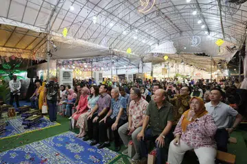 Anggota Parlimen GRC Marsiling-Yew Tee, termasuk Menteri Negara Kanan (Pertahanan merangkap Tenaga Manusia), Encik Zaqy Mohamad (barisan depan, empat dari kanan), melancarkan pembukaan bazar Ramadan di Marsiling, BazaRia, pada 27 Februari, di tanah lapang bersebelahan stesen MRT Woodlands.