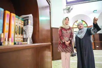 Menteri Penerangan dan Pembangunan Digital, Cik Josephine Teo (kiri), meninjau Masjid Omar Kampong Melaka sebelum acara berbuka puasa di masjid pada 12 Mac. Beliau ditemani Cik Sharifah Zahra Syed Junied Aljunied, generasi kelima saudagar dermawan Syed Omar Ali Aljunied.