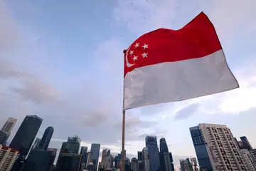Kibaran bendera Singapura di tengah bandar.