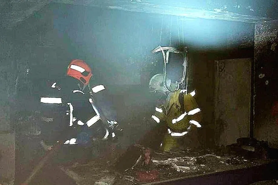 PADAMKAN API: pegawai bomba dari Balai Bomba Sengkang dan Balai Bomba Punggol sedang memadamkan api dalam kebakaran di flat di Sengkang East Avenue itu.