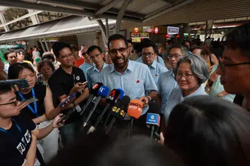Semasa ditemui di satu sidang media di pasar dan pusat makanan sekitar Bedok Reservoir Road, pada 4 Mei, ketua WP, Encik Pritam Singh, menjelaskan beliau tidak pasti sama ada akan dilantik sebagai Ketua Pembangkang selepas pilihan raya. Bersama beliau ialah pasukan GRC Aljunied, (dari kanan) Cik Sylvia Lim, Encik Gerald Giam, Encik Fadli Fawzi dan Encik Kenneth Tiong.