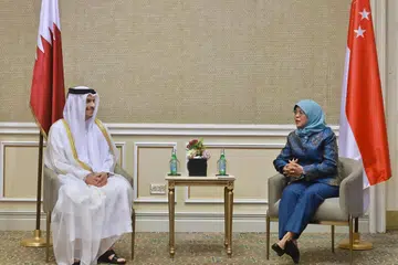 PERTEMUAN EMPAT MATA: Presiden Halimah Yacob (kanan) telah bertemu dengan Perdana Menteri Qatar, 
Sheikh Mohammed bin Abdulrahman bin Jassim Al Thani, di  Ritz Carlton dekat Doha, Qatar. 