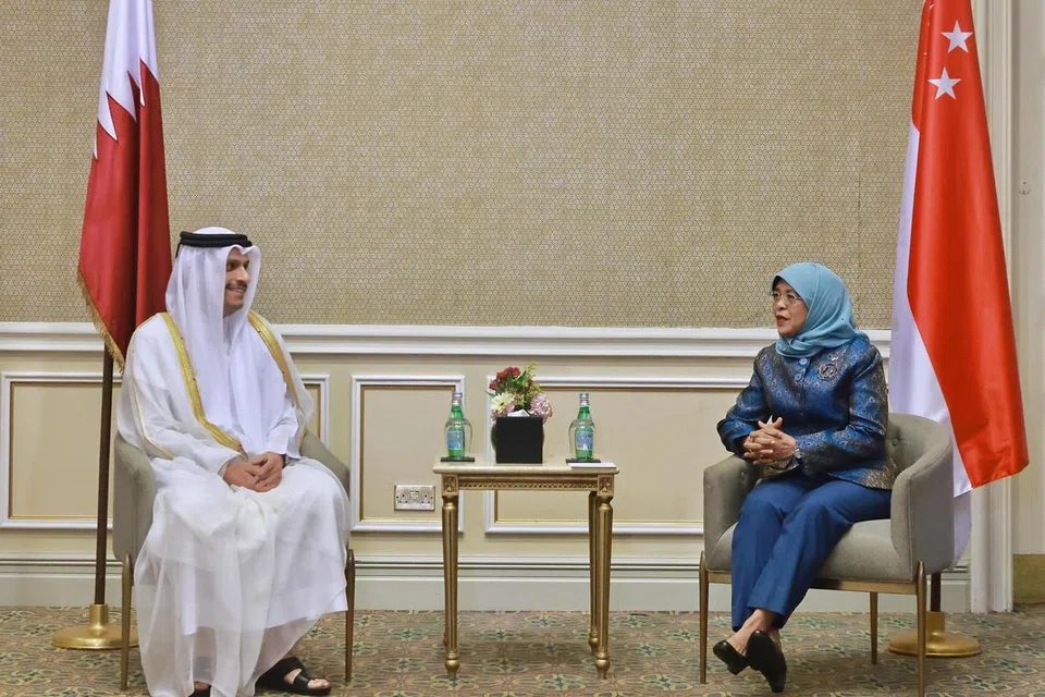 PERTEMUAN EMPAT MATA: Presiden Halimah Yacob (kanan) telah bertemu dengan Perdana Menteri Qatar, 
Sheikh Mohammed bin Abdulrahman bin Jassim Al Thani, di  Ritz Carlton dekat Doha, Qatar. 
