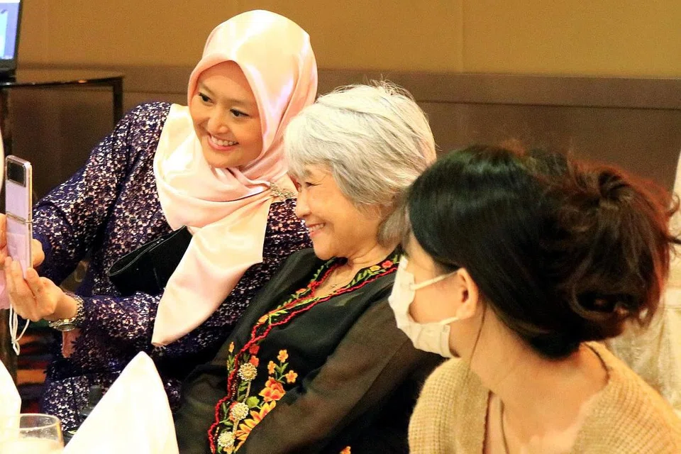 PERKASA KAUM HAWA: Sambutan Hari Raya PPIS diadakan di hotel Furama City Centre, dan dihadiri Presiden PPIS, Cik Hazlina Abdul Halim. serta Setiausaha Parlimen (Perhubungan dan Penerangan merangkap Kesihatan), Cik Rahayu Mahzam (gambar atas, kiri). - Foto PPIS