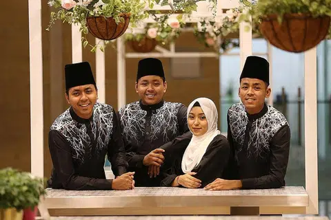 EMPAT BERADIK BERBAKAT: (Dari kiri) Muhd Hafiz Muhd Nasir, Muhd Hariz, Nur Habriyah dan Muhd Hasif merupakan bakat cilik yang tampil dalam rancangan Hari Raya kanak-kanak semasa mereka kecil lagi. - Foto BM oleh BENJAMIN SEETOR