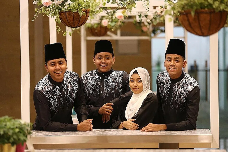 EMPAT BERADIK BERBAKAT: (Dari kiri) Muhd Hafiz Muhd Nasir, Muhd Hariz, Nur Habriyah dan Muhd Hasif merupakan bakat cilik yang tampil dalam rancangan Hari Raya kanak-kanak semasa mereka kecil lagi. - Foto BM oleh BENJAMIN SEETOR