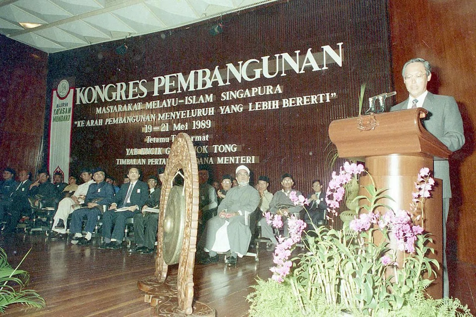 HUBUNGAN RAPAT: Encik Goh berucap sewaktu pembukaan Kongres Mendaki II pada 19 Mei 1989. Hubungan Encik Goh dengan masyarakat Melayu amat rapat. Sepanjang 15 tahun menjadi PM, beliau dilihat bersungguh-sungguh mahu membantu orang Melayu menjadi lebih maju, terutama dalam meningkatkan tahap pendidikan. - Foto fail 