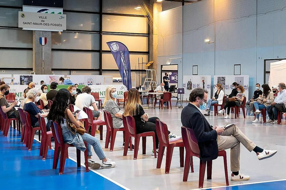 TUNGGU DISUNTIK: Orang ramai sedang menunggu giliran untuk diberi suntikan vaksin Covid-19 di kejiranan di luar bandar Paris. Satu tinjauan yang dilakukan pada awal Mei menunjukkan 65 peratus orang dewasa Perancis merancang mendapatkan vaksin, meningkat daripada 48 peratus pada Februari. - Foto AFP