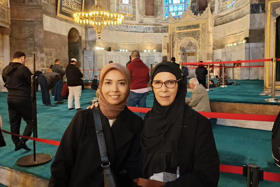 GAMBAR KENANGAN: Penulis (kiri) bersama ibu di bahagian ruang solat lelaki di Hagia Sophia.