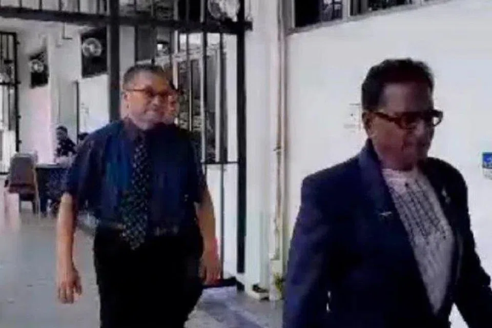 Dua tertuduh, iaitu warga Taiwan, Arthur Wang (belakang) dan warga India, Satanarayana Prasad Papoli, 70 tahun, ketika hadir di Mahkamah Majistret Kota Tinggi, Johor, untuk tuduhan melakukan perbuatan lucah dengan berpakaian menjolok mata pada acara Larian Antarabangsa Pan Asia 2024 di Kota Tinggi pada 4 Oktober lalu.