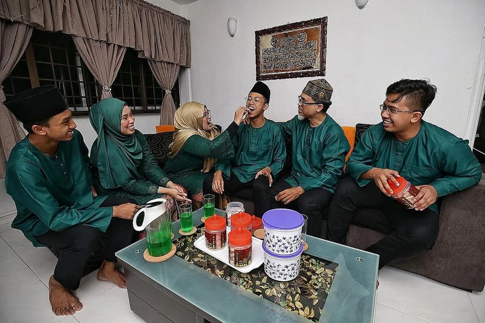 RAYA TETAP ISTIMEWA: Menurut penulis, walaupun masyarakat Islam hanya dapat menyambut Lebaran dengan anggota keluarga serumah sahaja, namun wadah teknologi seperti Zoom, Skype, Google Meet, Microsoft Teams dan lain-lain dapat membantu menyatukan anggota keluarga yang lain dan juga sahabat handai dalam sambutan Hari Raya. - Foto fail tahun lalu